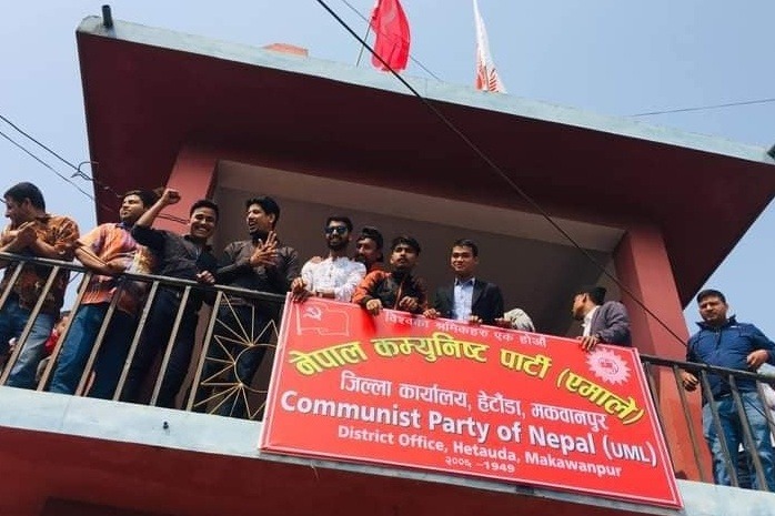 नेकपाको साइनबोर्ड हटाएर धमाधम एमालेको राखिँदै