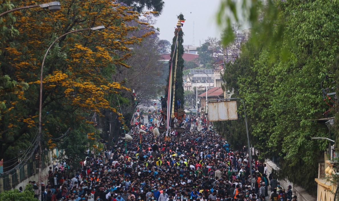 बढ्दैछ कोरोना, चल्दैछ जात्रा !