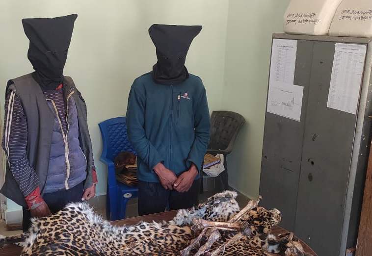 बाजुरामा चितुवाको छाला सहित २ जना पक्राउ