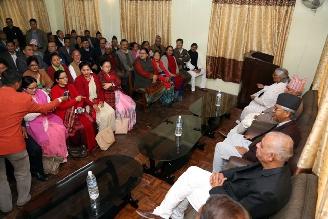 ओलीविरुद्धको अविश्वास प्रस्तावका लागि सांसदको हस्ताक्षर जुटाउँदै काँग्रेस