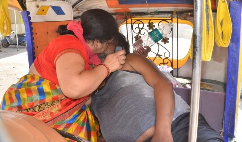 एक पत्नीको विवशता : पतिलाई मुखमा मुख राखेर बचाउन खोजेको फोटो भाइरल