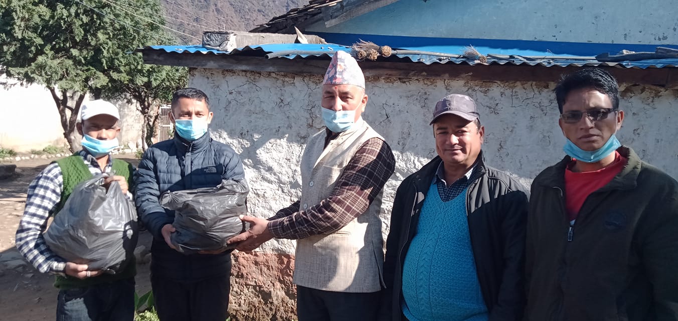 काँग्रेस बाजुराका सभापति पण्डितद्धारा कैदीबन्दीलाई फलफुल वितरण