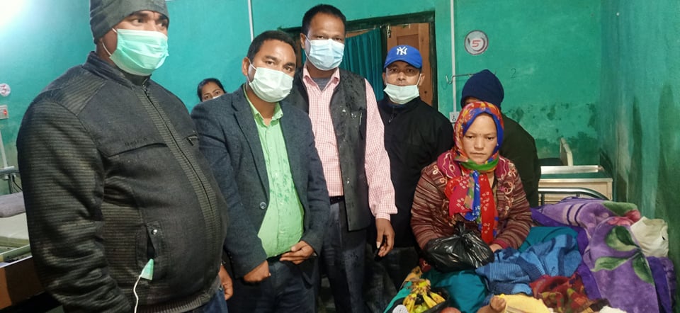 नेकपा एमाले बाजुराद्धारा विरामीलाई फलफुल र मास्क