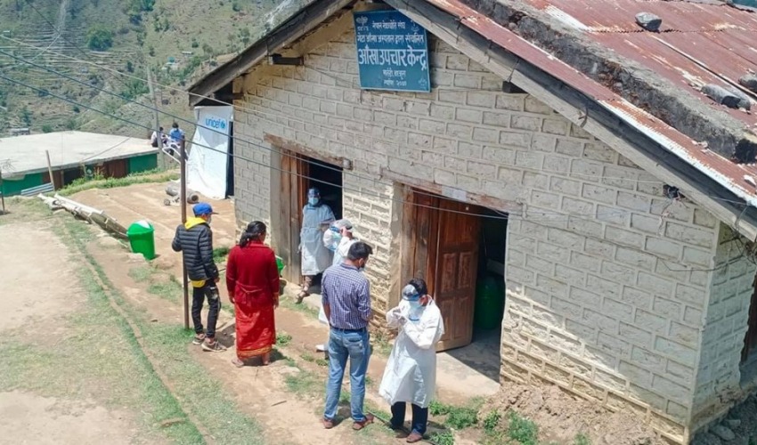 बाजुरामा भेन्टिलेटर र आइसीयू नहुँदा कोरोना संक्रमितको ज्यान जोखिममा