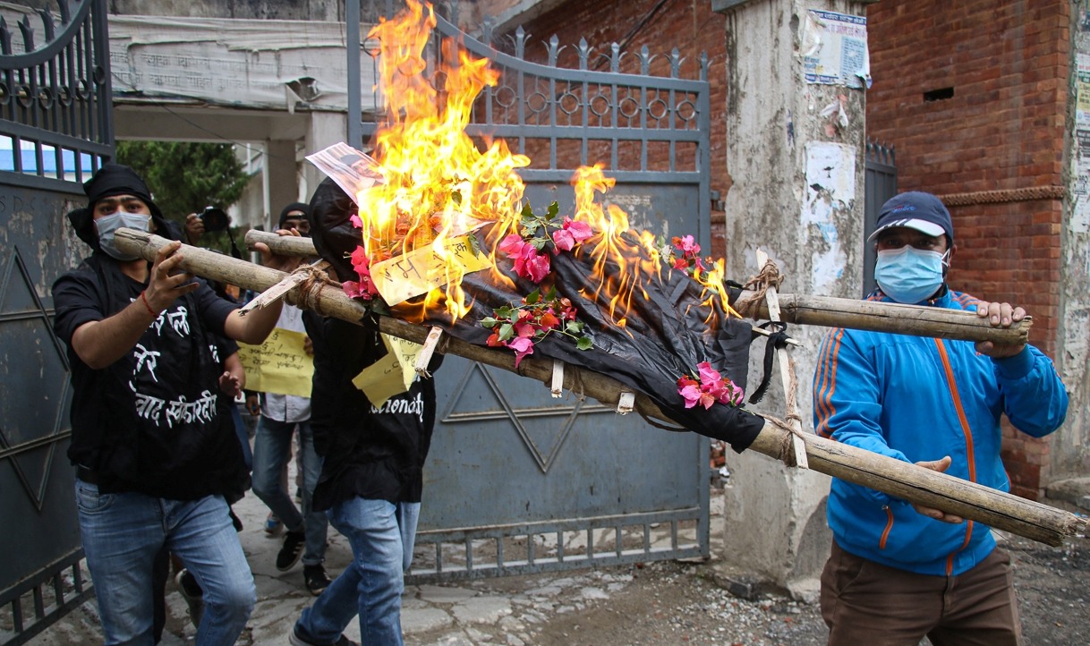 संसद विघटनको विरोधमा नेविसंघले राष्ट्रपति र प्रधानमन्त्रीको पुत्ला जलायो