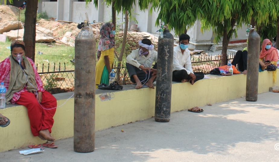 अस्पताल भरिभराउ, अक्सिजन लिइरहेका बिरामी पनि आँगनमै