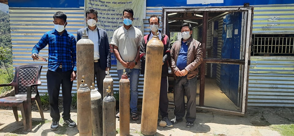 बोलन्या थली बाजुराद्धारा ७ वटा अक्सिजन सिलिण्डर हस्तान्त्रण