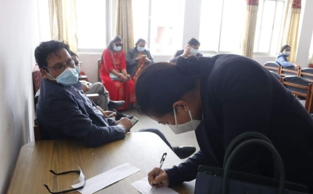 संसद विघटनविरुद्ध विपक्षी गठबन्धनको रिट तयार, सांसदहरुले हस्ताक्षर गर्दै