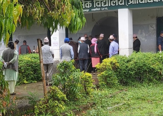 दुई मतदातालाई हेलिकोप्टरको आश्वासन, गाडीमै हेटौंडा प्रस्थान