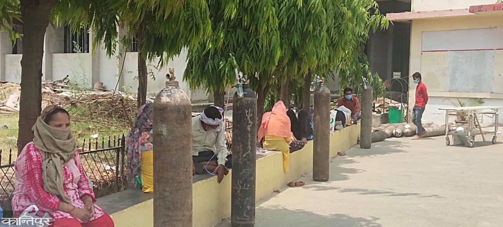 अस्पतालको सिँढीमुनि छटपटाउँदै बिरामी