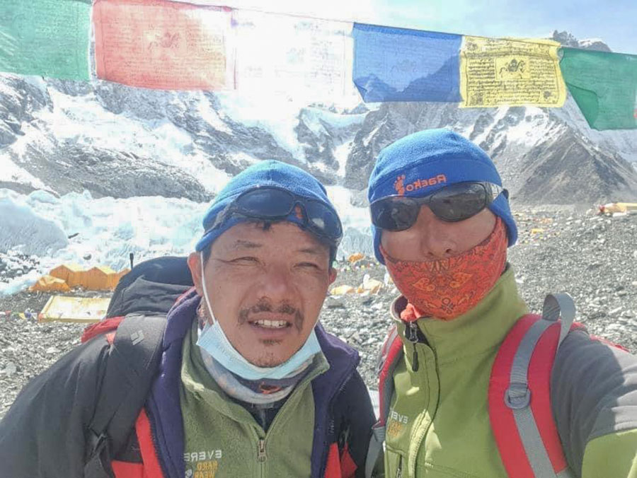 १६ वर्षीय सोनामले बाबुसँगै गरे सगरमाथाको सफल आरोहण