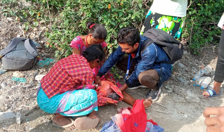 गाडीले अलपत्र छाडेपछि महिलाले सडकमै जन्माइन् बच्चा