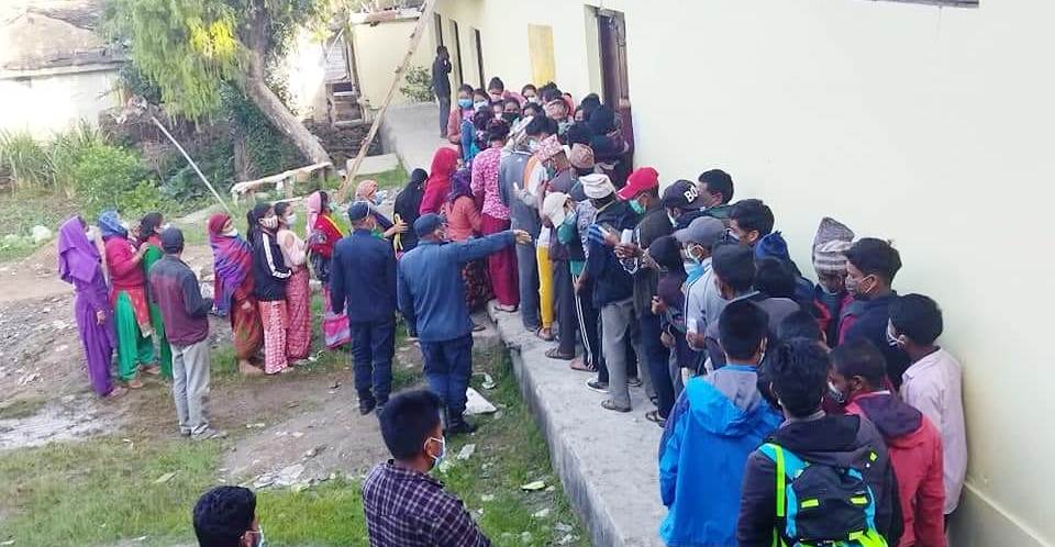 खाद्यन्नमा चामल लिने उपभोक्ताको भिड, कोरोना फैलिने त्रास