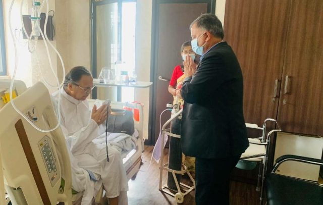 स्वास्थ्य अवस्था बुझ्न गएका पोखरेललाई झलनाथले भने–पार्टी मिलाउनुहोस कमरेड