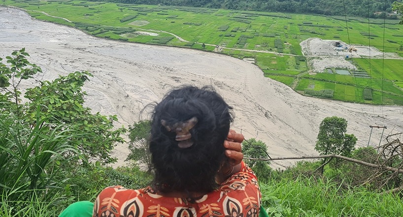 बाढीले उब्जाउ खेत बगाएको टुलुटुलु हेर्न बाध्य किसान