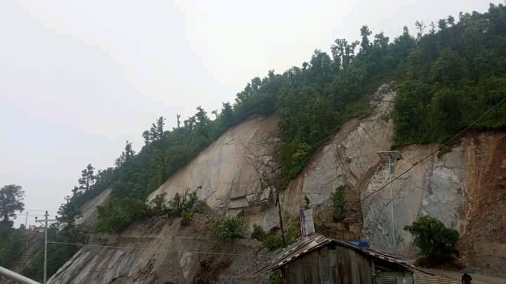 पहिरोका कारण बझाङ्ग अतरीया जोड्ने राजमार्ग अवरुद्ध