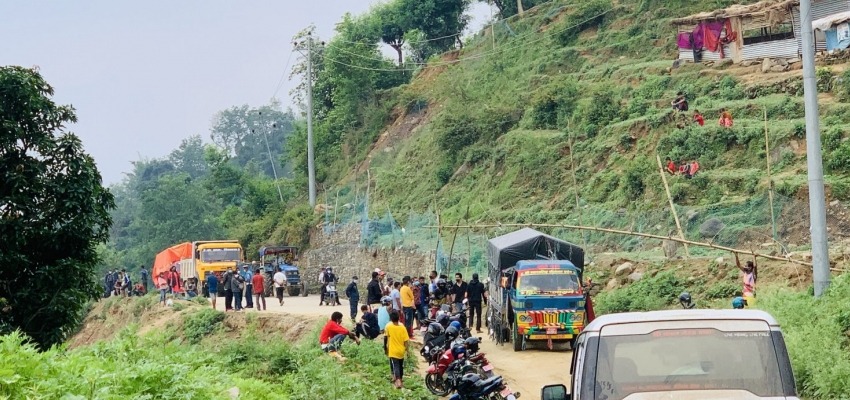 साँफेबगर–बाजुरा सडक खण्डमा चक्काजाम