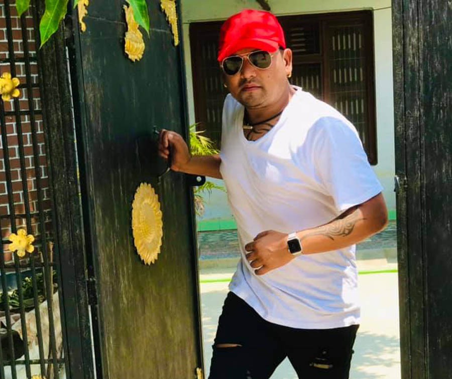 निषेधाज्ञामा फिल्मको स्क्रिप्ट र गीत लेख्दै शंकर बिसी