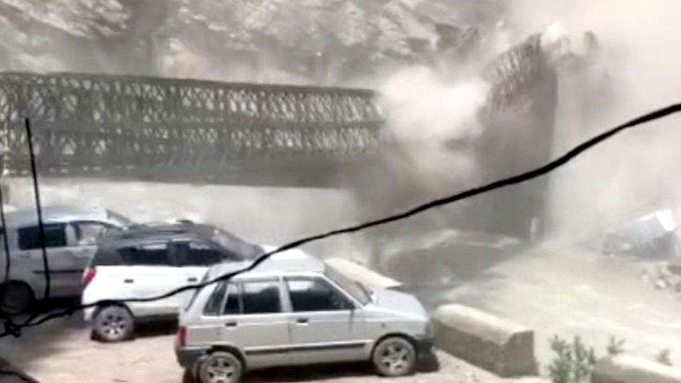 भारतमा गुडिरहेको गाडीमा ढुङ्गा खस्दा नौ जनाको मृत्यु