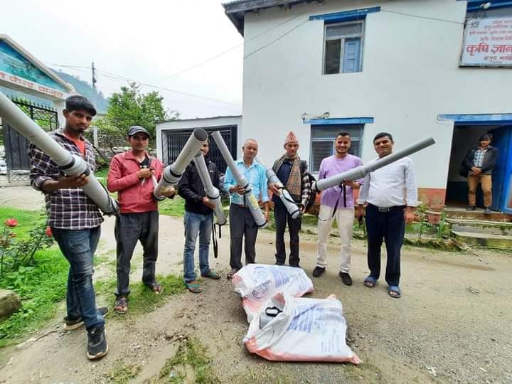 कृषकहरूलाई बाँदर धपाउने यन्त्र वितरण