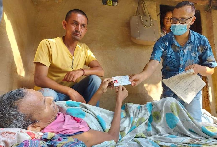 शारिरीक रुपमा असक्त त्रिवेणीका साउँदलाई घरमै नागरिकता प्रदान