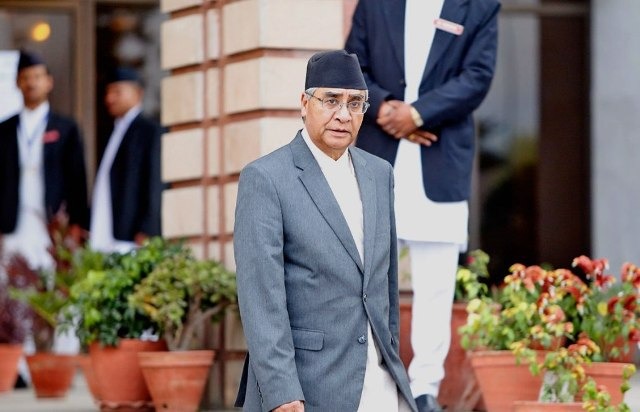 प्रधानमन्त्रीले खोप केन्द्रको स्थलगत निरीक्षण गर्दै