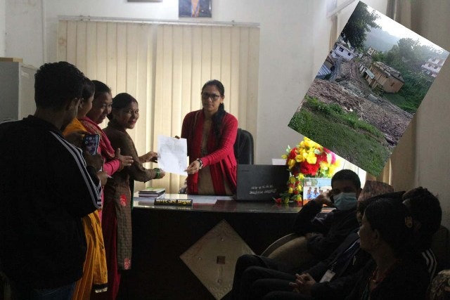 सडक निर्माण गर्दा बस्ती जोखिम् भएपछि थापाबाडाका स्थानीयको नगरपालिकालाई ध्यानाकर्षण पत्र