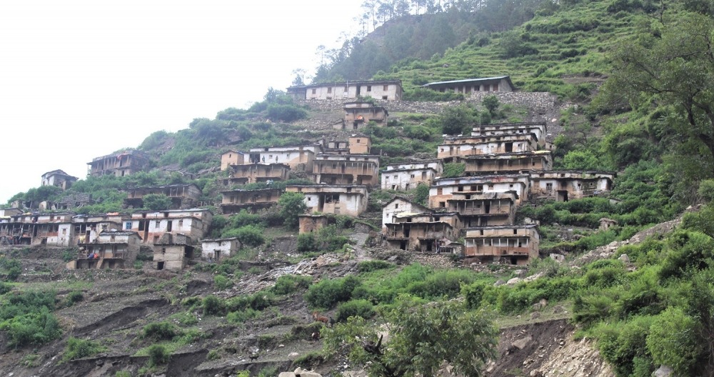 सडक खन्दा दुई गाउँ भासिए : १३७ परिवार १६ दिनदेखि जंगलमा अलपत्र