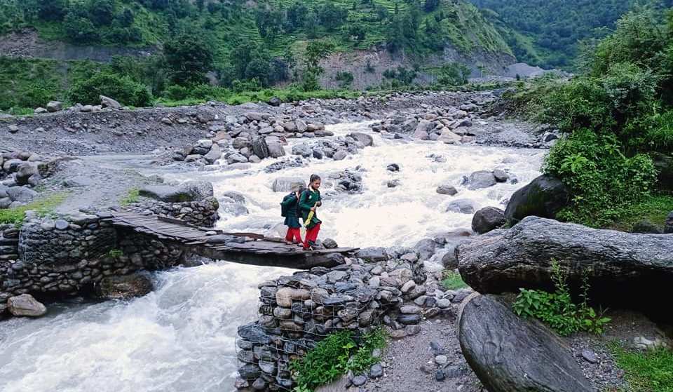 बाउलीखोलाको काठेपुल जोखिम् हुँदा आउजाउमा समस्या