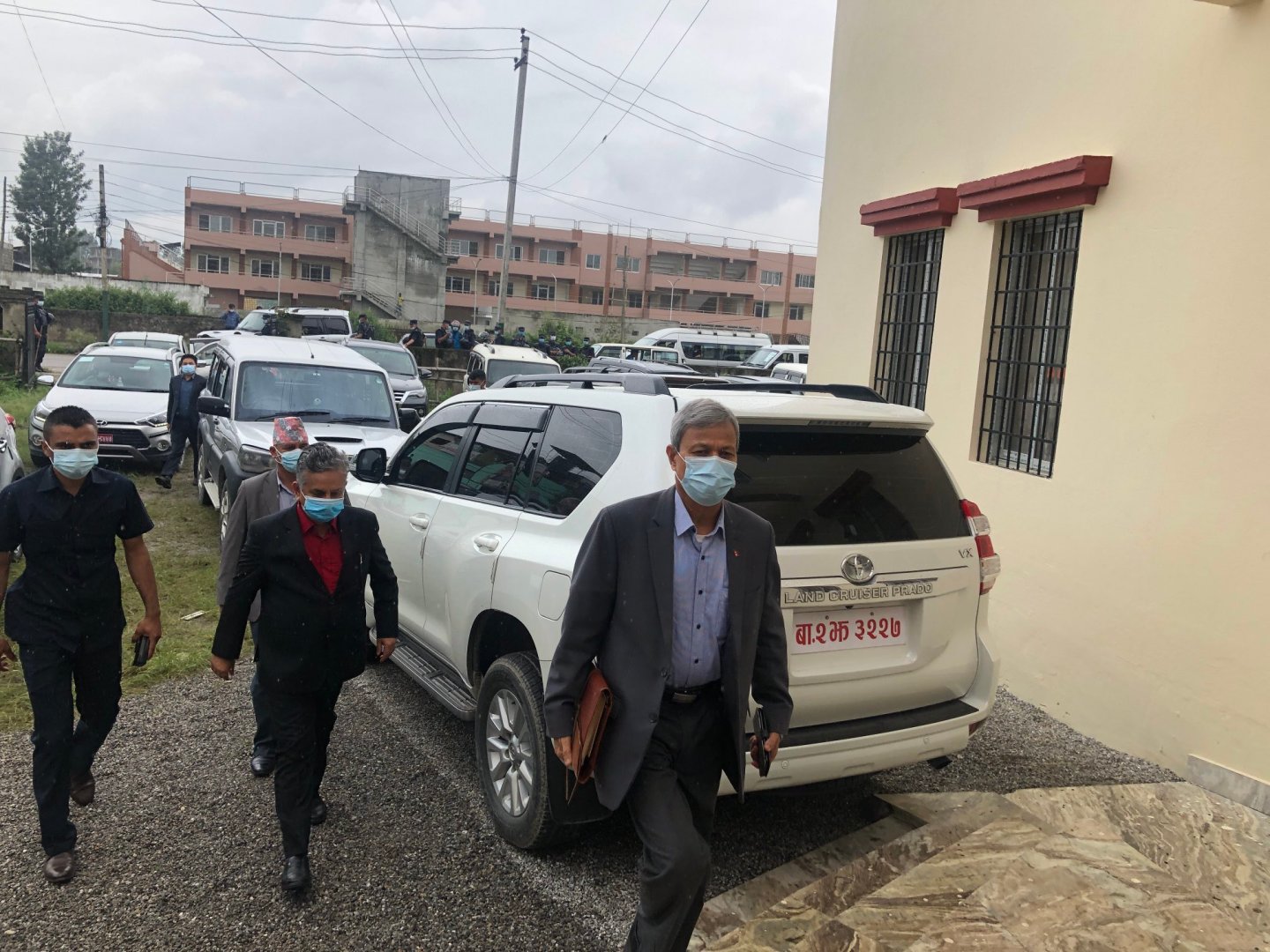 एमाले बैठकमा माधव नेपाल पक्षीय यी नेता पुगेर फर्किए