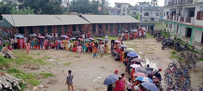 पहुँचवालाले लगाउँछन्, सर्वसाधारण लाइन लागेर फर्किन्छन्