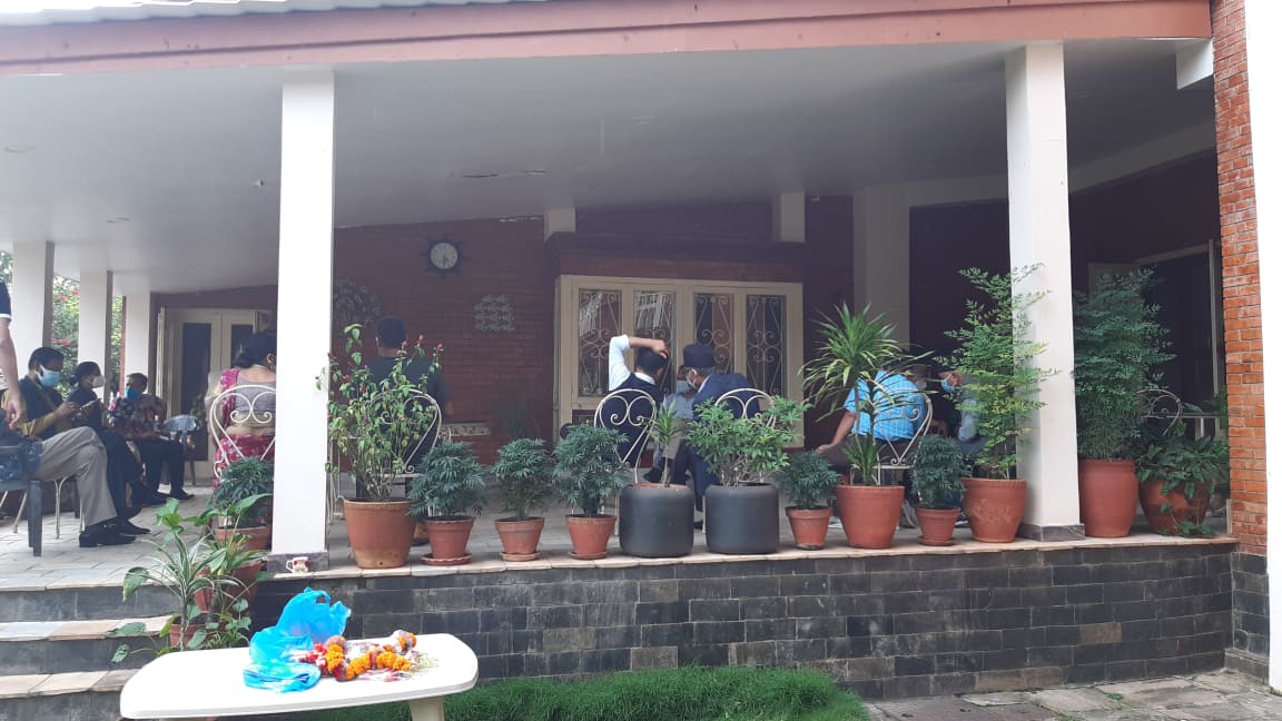 ओली समूहका सांसद मन्त्री माग्दै बूढानीलकण्ठमा !