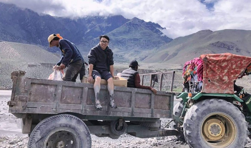 हिमालपारिको दुःख: ट्रयाक्टरमा खोप ढुवानी