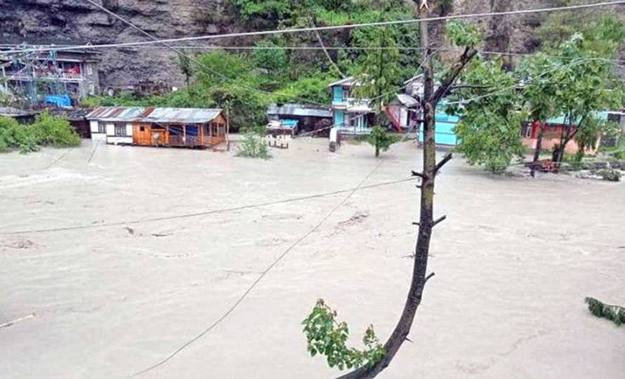 मनाङको चामेमा बाढीले झोलुङ्गे पुल बगायो