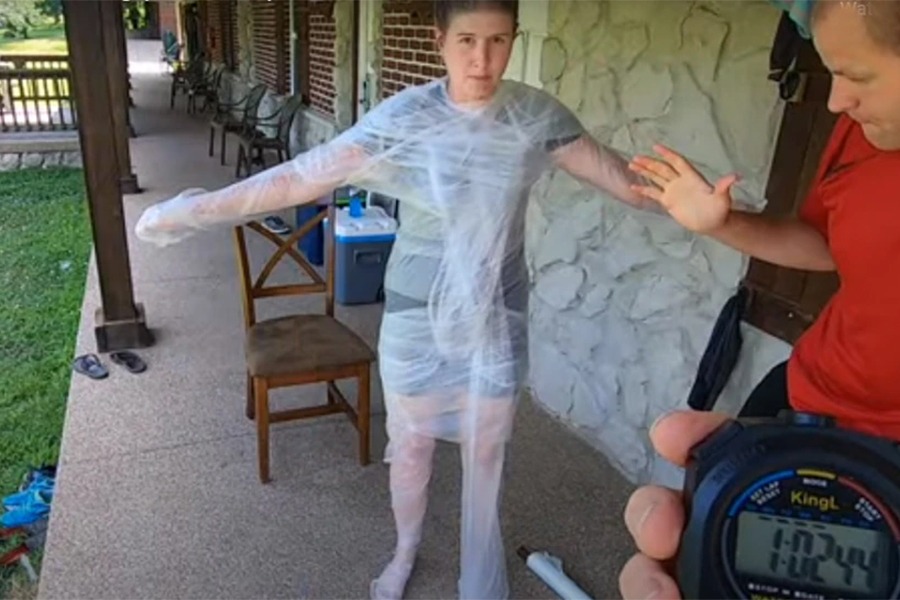 श्रीमतीलाई प्लास्टिकमा बेरेर बनाइयो विश्व कीर्तिमान