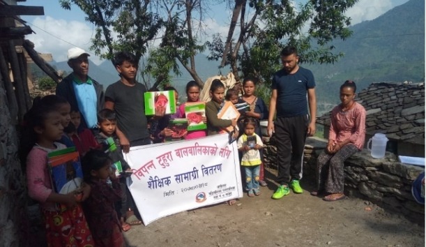 वडा अध्यक्ष रावलद्धारा विद्यार्थीलाई शैक्षिक सामाग्री सहयोग