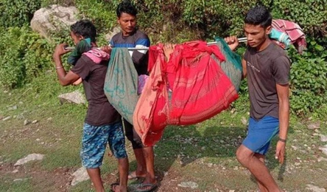 अछामकी सुत्केरी व्यथा लागेकी महिलाले स्ट्रेचर पनि पाइनन्