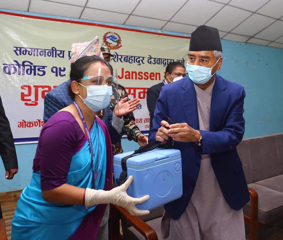 कोरोनाविरुद्धको अमेरिकी खोप लगाउन शुरु, प्रधानमन्त्रीबाट उदघाटन