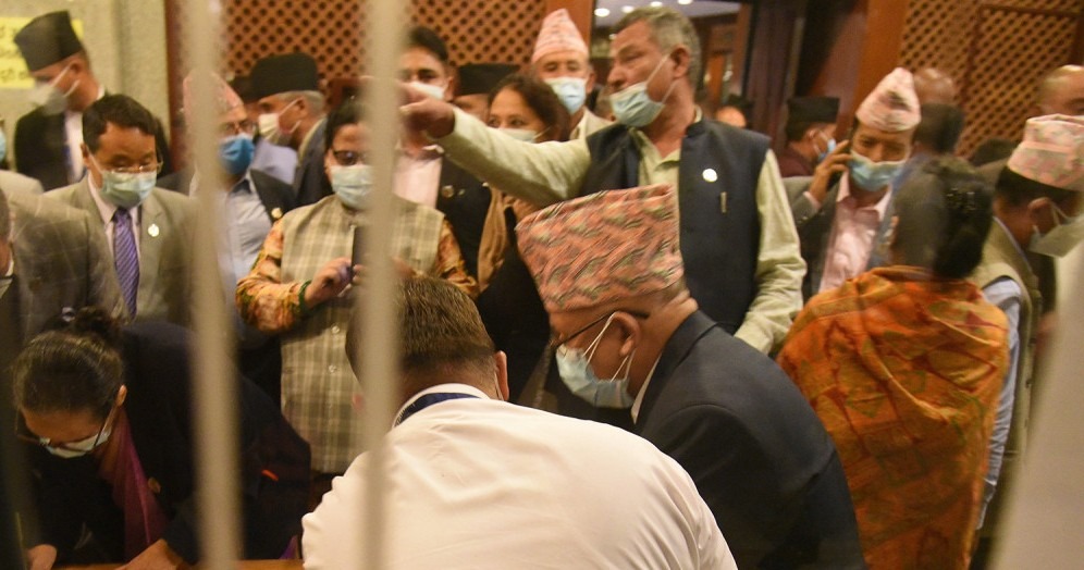 एमालेका ३३ सांसदद्वारा ह्वीप उल्लंघन, ओली पक्षकै ८ ले दिए मत