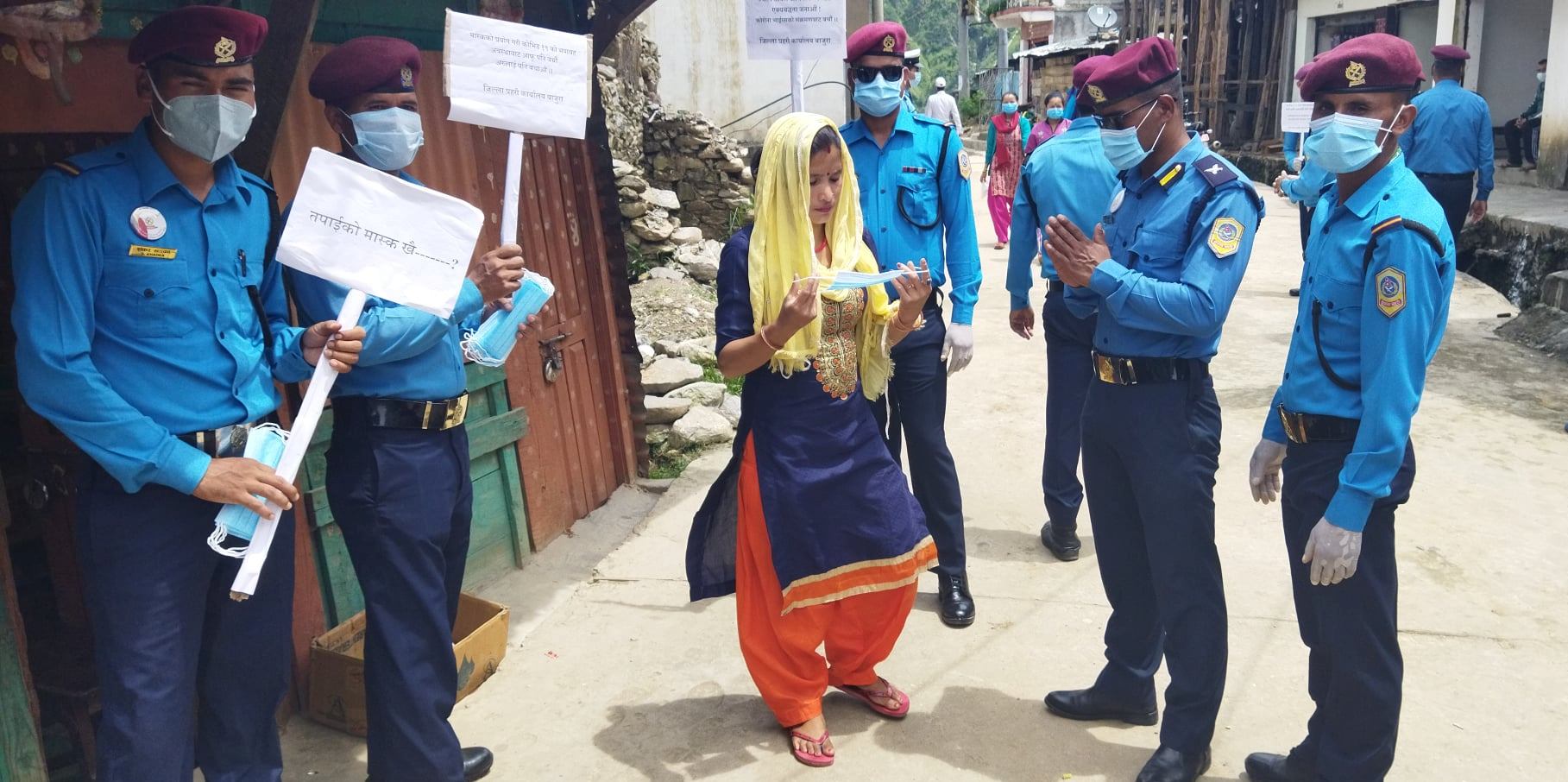 बजारमा प्रहरी भन्दै हिड्यो “तपाईको मास्क खोइ” ?