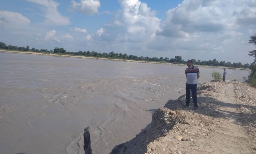 तटबन्ध भत्किएपछि कर्णाली नदी गाउँ पस्ने खतरा