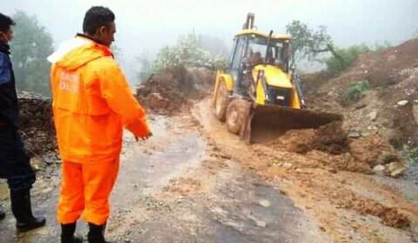 बैतडीसँग जोडिएका राजमार्गमा पहिरो खस्या खस्यै, गन्तव्यमा पुग्नै मुस्किल