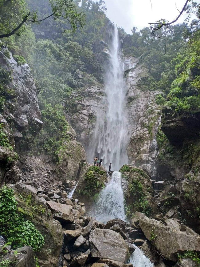 पर्यटकको पर्खाइमा बेताल छडि झरना