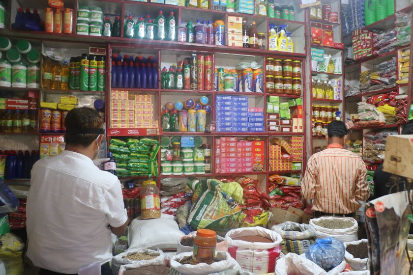 कतै कम तौल, कतै म्याद गुज्रेका सामग्री बिक्री