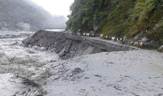 बाढीले चैनपुर जोड्ने सडकखण्ड अवरुद्ध