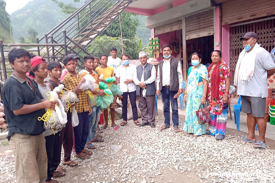 गुल्मीको बोटे युवालाई सत्‍यावती गाउँपालिकाले दियो माछा मार्ने जाल