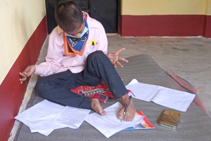 खुट्टाले लेखेर कक्षा ११ को परीक्षामा सामेल हुँदै याम खाम्चा