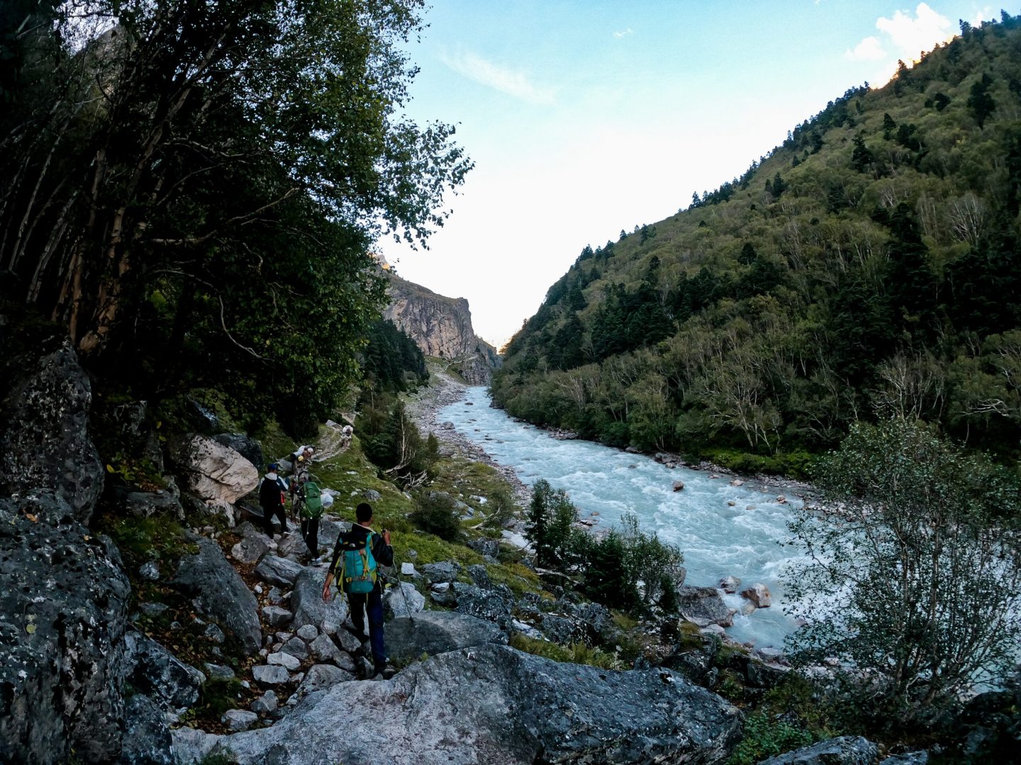 साँघु तर्ने क्रममा नदीमा खसेर २ जना वेपत्ता