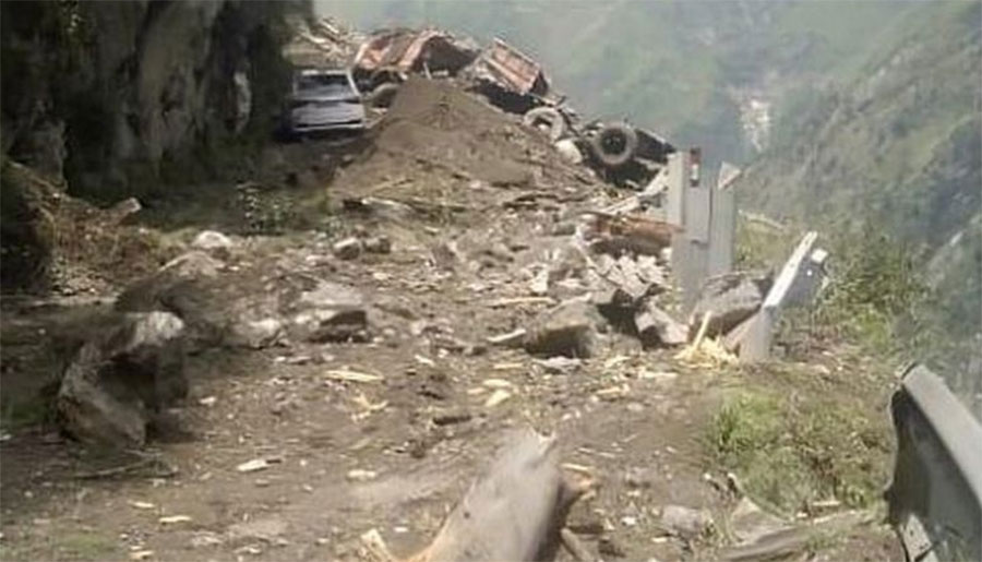 भारतको हिमाचल प्रदेशमा पहिरो, बस र ट्रकहरु पुरिएको आशंका