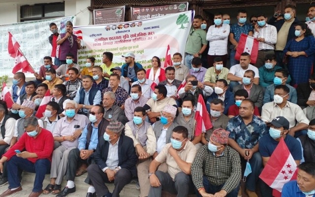 कांग्रेस केन्द्रीय कार्यालयमा जिल्ला सभापतिको धर्ना